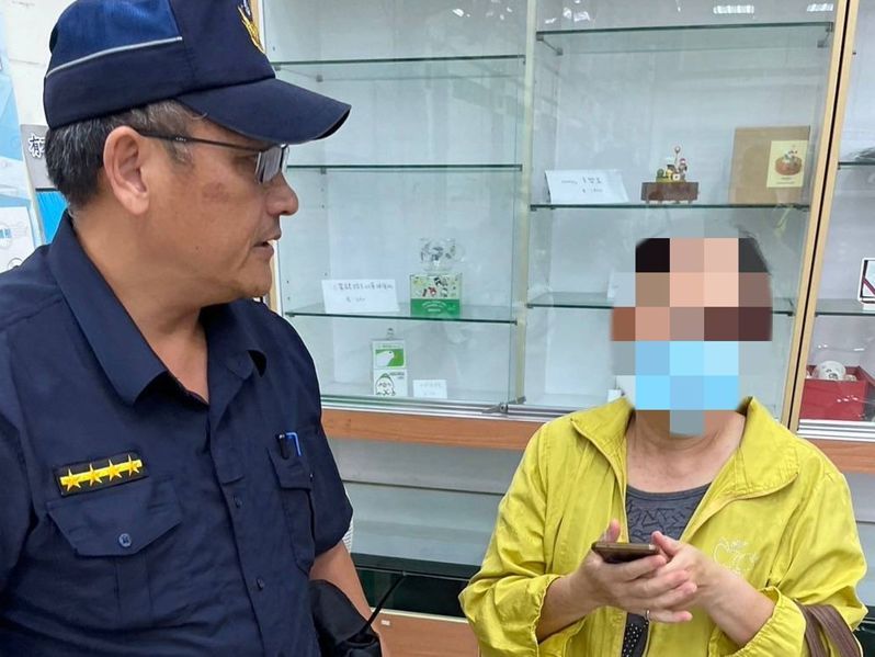 6旬婦人(右)日前誤以為自稱「戰地醫生」的網友在以色列遭洗劫財物,急忙要匯出139萬元應急,還好被警方勸阻,保住積蓄。記者趙容萱/翻攝 6旬婦人(右)日前誤以為自稱「戰地醫生」的網友在以色列遭洗劫財物,急忙要匯出139萬元應急,還好被警方勸阻,保住積蓄。記者趙容萱/翻攝