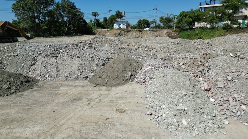 張姓地主將農地提供給王姓土方業者回填廢棄物，被檢方起訴。記者張議晨／翻攝