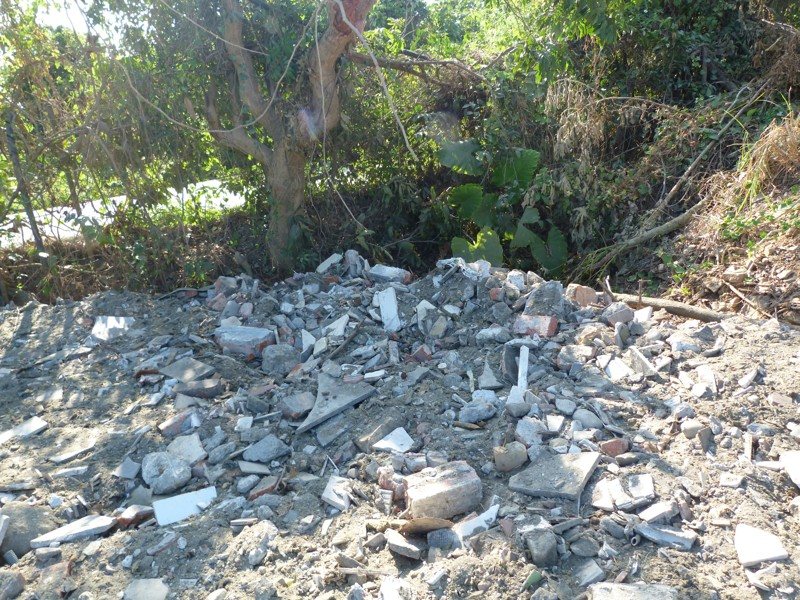 張姓地主將農地提供給王姓土方業者回填廢棄物，被檢方起訴。記者張議晨／翻攝