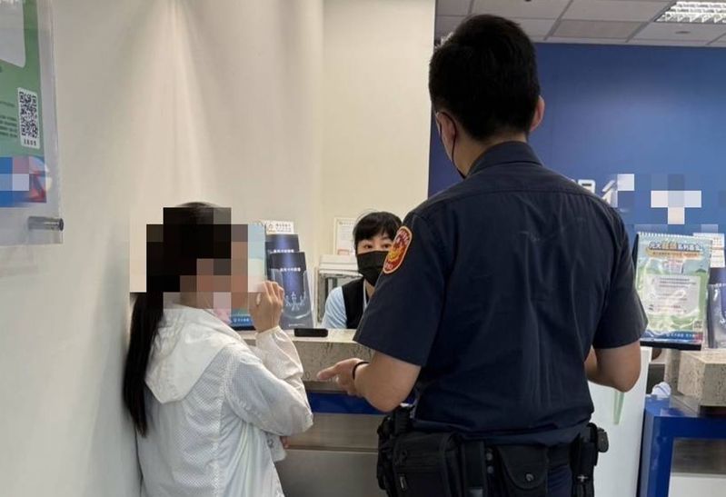 4旬女子(左)日前誤信網路投資群組,準備匯款78萬8788元,還好遇銀行行員、太平派出所警員王俞閔(右)勸組,才保住積蓄。記者趙容萱/翻攝 4旬女子(左)日前誤信網路投資群組,準備匯款78萬8788元,還好遇銀行行員、太平派出所警員王俞閔(右)勸組,才保住積蓄。記者趙容萱/翻攝