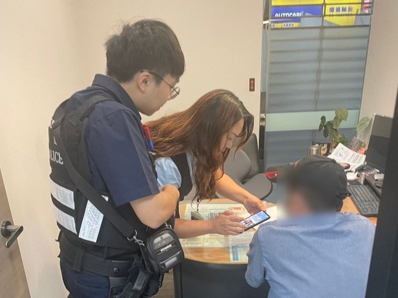劉姓工廠老闆誤信假投資真詐騙，欲領光300萬積蓄投資，幸員警及行員力勸阻詐保住。圖／警方提供