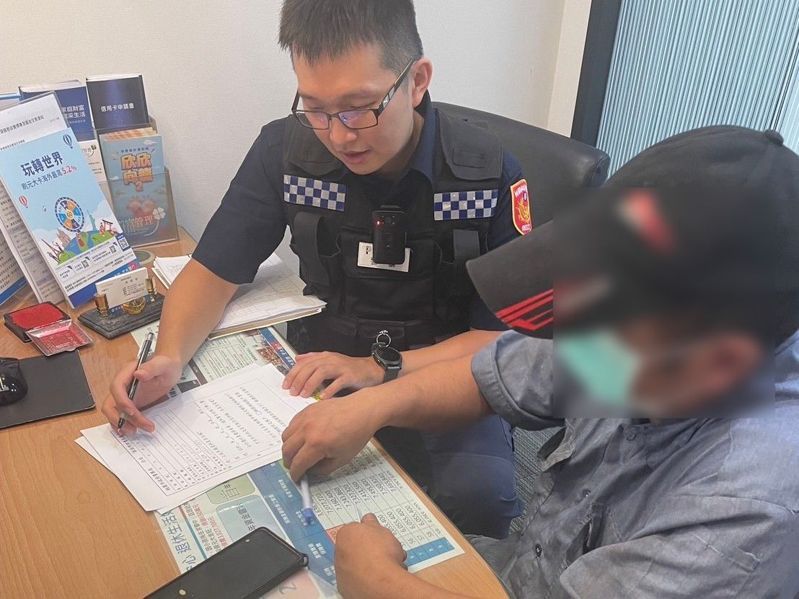 劉姓工廠老闆誤信假投資真詐騙，欲領光300萬積蓄投資，幸員警及行員力勸阻詐保住。圖／警方提供