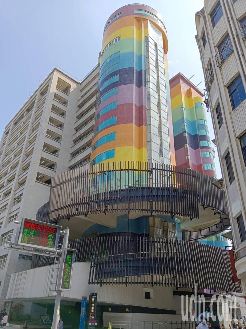 檢方偵辦基市府委外經營信二立體停車場，查出有公務員收賄和洩密，今天偵結起訴11人。記者邱瑞杰／攝影