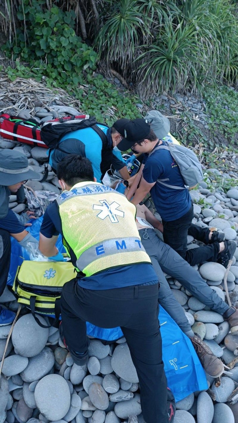 阿塱壹古道今天下午傳出1名67歲解說員疑似身體不適OHCA,台東縣消防局獲報前往救援,並後送大武衛生所救治。圖/台東縣消防局提供 阿塱壹古道今天下午傳出1名67歲解說員疑似身體不適OHCA,台東縣消防局獲報前往救援,並後送大武衛生所救治。圖/台東縣消防局提供