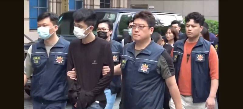 四海幫海誠堂許姓副堂主（左二），在桃園地區承租廠房製毒，刑事局攻堅破門逮人。記者廖炳棋/翻攝