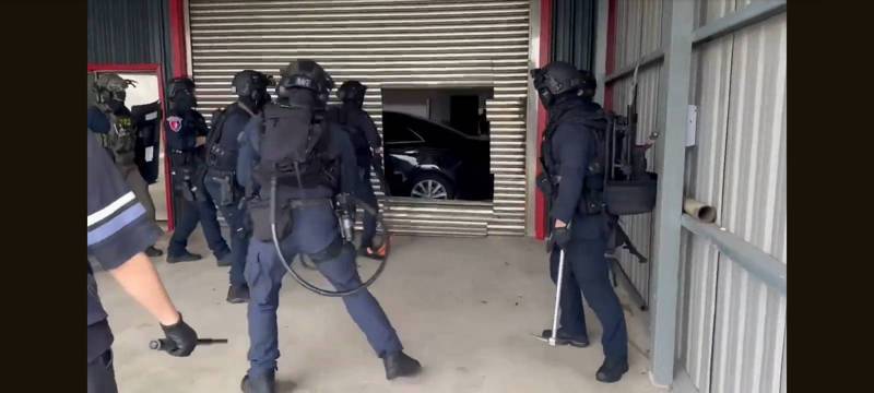 四海幫海誠堂許姓副堂主，在桃園地區承租廠房製毒，刑事局攻堅破門逮人。記者廖炳棋/翻攝