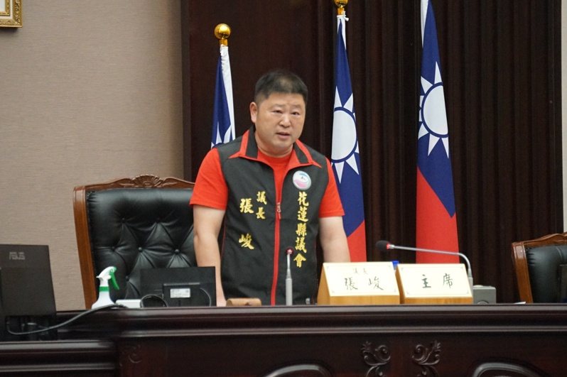 花蓮縣議長張峻去年2月遭檢舉,長期占用國有山坡地種檳榔,花蓮地檢署認定他違反違反水土保持法,今天提起公訴。本報資料照片 花蓮縣議長張峻去年2月遭檢舉,長期占用國有山坡地種檳榔,花蓮地檢署認定他違反違反水土保持法,今天提起公訴。本報資料照片