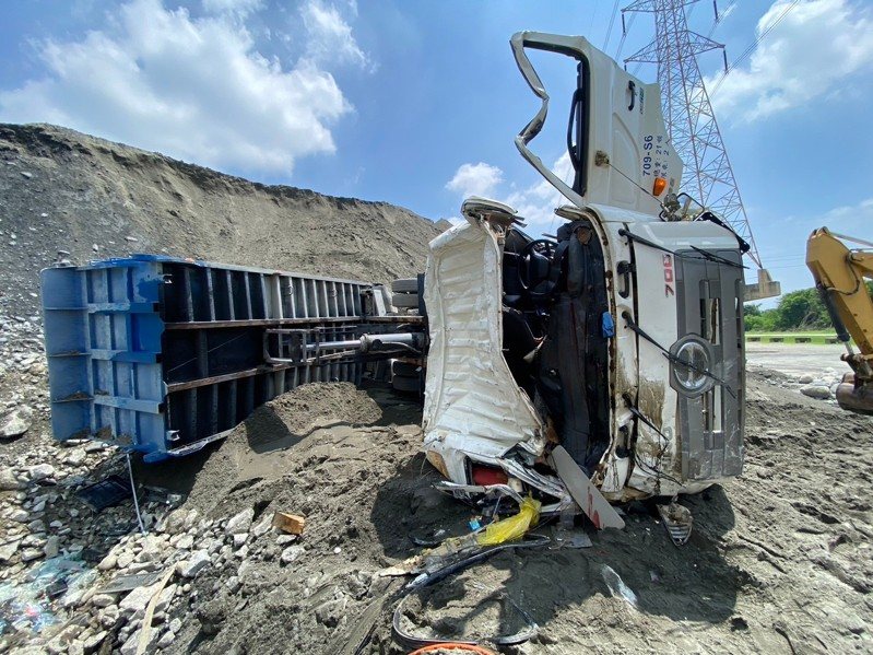 台中市烏日區一家砂石場上午驚傳砂石車從約3樓高土堆滑落翻覆事件,年約50歲的男駕駛受困車內,救出後送醫不治。圖/台中市政府提供 台中市烏日區一家砂石場上午驚傳砂石車從約3樓高土堆滑落翻覆事件,年約50歲的男駕駛受困車內,救出後送醫不治。圖/台中市政府提供