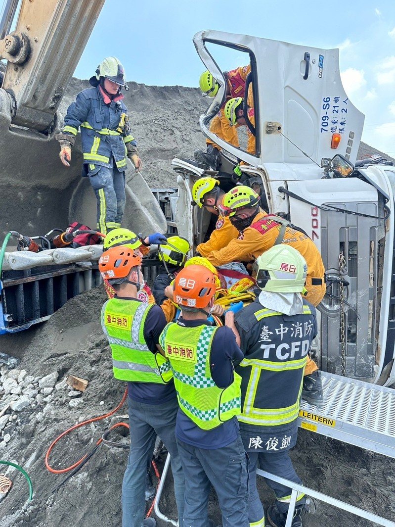 台中市烏日區一家砂石場上午驚傳砂石車從約3樓高土堆滑落翻覆事件,年約50歲的男駕駛受困車內,救出後送醫不治。圖/台中市政府提供 台中市烏日區一家砂石場上午驚傳砂石車從約3樓高土堆滑落翻覆事件,年約50歲的男駕駛受困車內,救出後送醫不治。圖/台中市政府提供