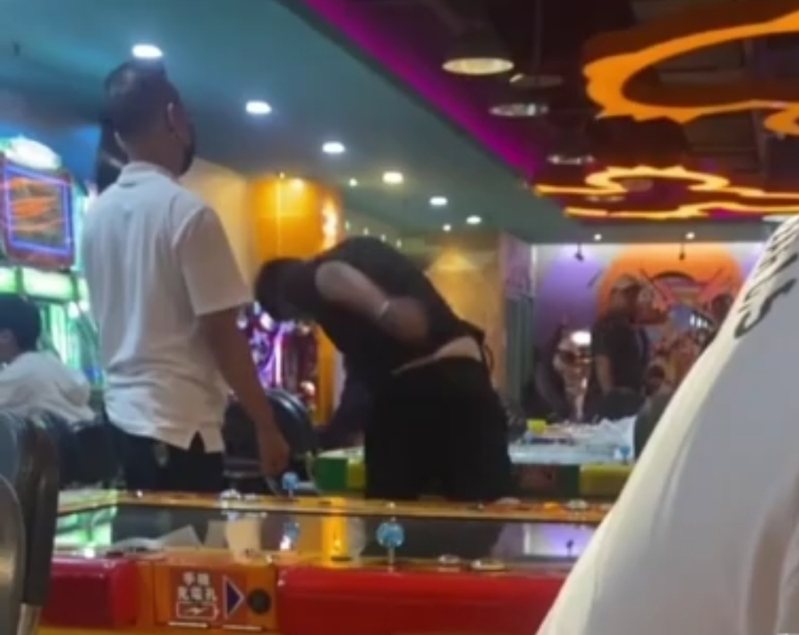 李姓男子(右)情緒激動,涉嫌砸損湯姆熊機台。圖/擷取自黑色豪門企業 李姓男子(右)情緒激動,涉嫌砸損湯姆熊機台。圖/擷取自黑色豪門企業