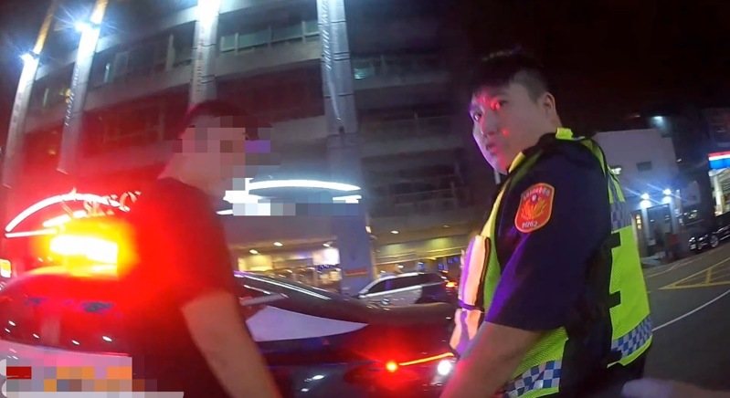 李姓男子(左)涉嫌砸損湯姆熊機台,被警方依違反社會秩序維護法送辦。記者林保光/翻攝 李姓男子(左)涉嫌砸損湯姆熊機台,被警方依違反社會秩序維護法送辦。記者林保光/翻攝