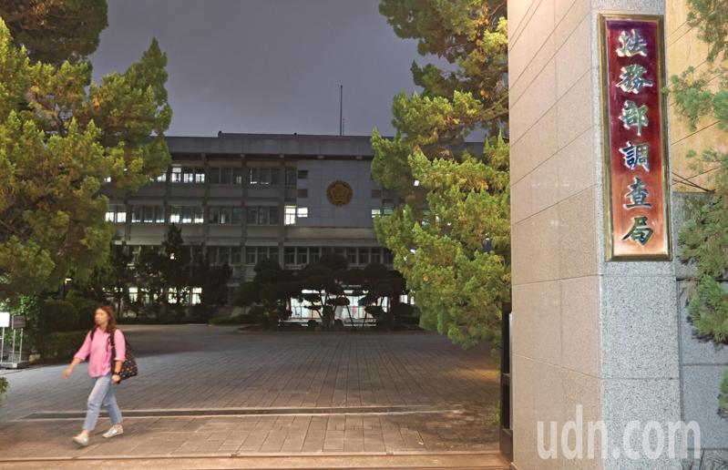 調查局雲林縣站前調查官陳文維,遭雲林地檢署依教唆偽證、洩密等罪起訴,調查局召開考績委員會,決議將他移送懲戒法院審理。記者杜建重/攝影 調查局雲林縣站前調查官陳文維,遭雲林地檢署依教唆偽證、洩密等罪起訴,調查局召開考績委員會,決議將他移送懲戒法院審理。記者杜建重/攝影
