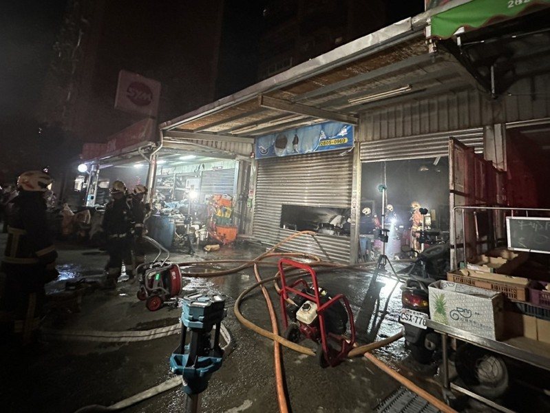 淡水區沙崙路199號的一間鐵皮汽車修理廠疑充電器起火,消防隊迅速撲滅。 圖/紅樹林有線電視提供 淡水區沙崙路199號的一間鐵皮汽車修理廠疑充電器起火,消防隊迅速撲滅。 圖/紅樹林有線電視提供