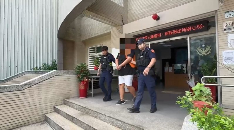 綽號「鴨頭」的屏東聞人陳昫豪，昨天中午在高雄左營街頭遭楊姓槍手槍殺，陳腹部中兩槍身亡，楊姓凶嫌開槍後逃離，不久自首。記者石秀華／翻攝