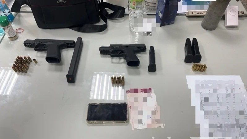 綽號「鴨頭」的屏東聞人陳昫豪，昨天中午在高雄左營街頭遭楊姓槍手槍殺，陳腹部中兩槍身亡，楊姓凶嫌開槍後逃離，不久攜兩把槍及48顆子彈自首。記者石秀華／翻攝