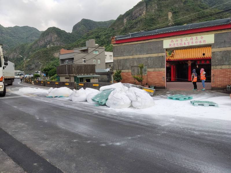 劉姓男子今天下午駕駛大貨車行經台2線指標81.1公里路段,載運的石灰粉疑未綑綁妥當,掉落車道。記者邱瑞杰/翻攝 劉姓男子今天下午駕駛大貨車行經台2線指標81.1公里路段,載運的石灰粉疑未綑綁妥當,掉落車道。記者邱瑞杰/翻攝