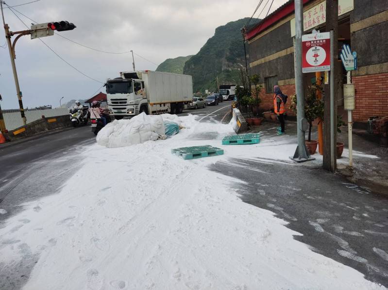 劉姓男子今天下午駕駛大貨車行經台2線指標81.1公里路段,載運的石灰粉疑未綑綁妥當,掉落車道後,路面覆蓋一大片白色石灰粉。記者邱瑞杰/翻攝 劉姓男子今天下午駕駛大貨車行經台2線指標81.1公里路段,載運的石灰粉疑未綑綁妥當,掉落車道後,路面覆蓋一大片白色石灰粉。記者邱瑞杰/翻攝