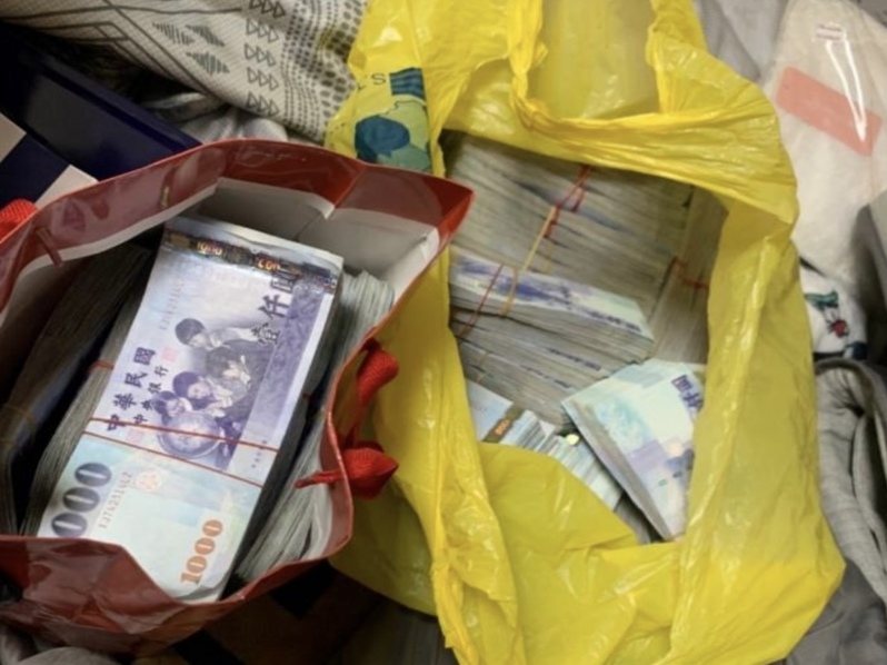 檢警同時發動搜索,在製毒工廠不僅查獲毒品,還有大批現金,高達800多萬元。記者巫鴻瑋/翻攝 檢警同時發動搜索,在製毒工廠不僅查獲毒品,還有大批現金,高達800多萬元。記者巫鴻瑋/翻攝
