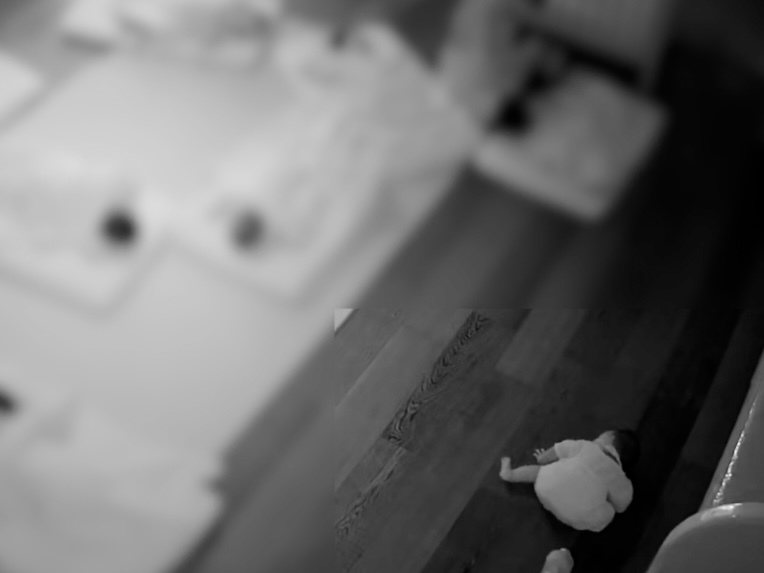 監視器拍下當事幼兒被棄置在旁嚎啕大哭,其他幼兒卻都在老師照顧下安穩午睡。圖/家長提供 監視器拍下當事幼兒被棄置在旁嚎啕大哭,其他幼兒卻都在老師照顧下安穩午睡。圖/家長提供