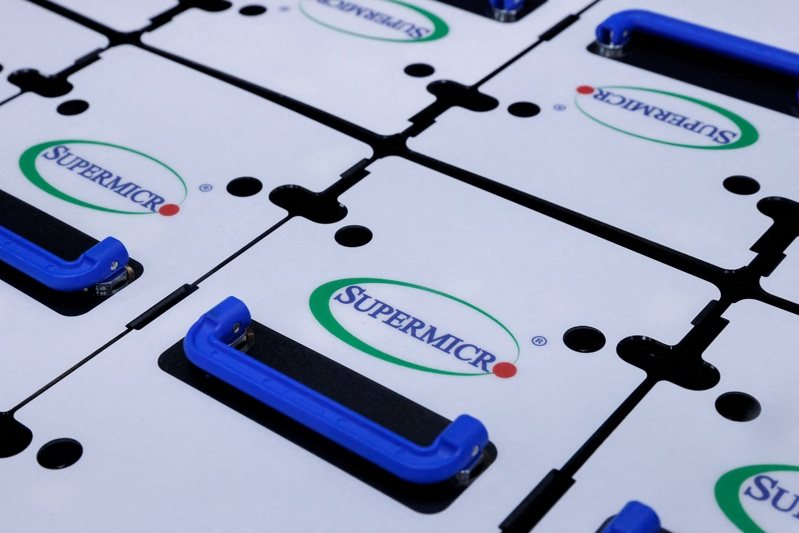 FILE PHOTO: Logos of Super Micro Computer are pictured at COMPUTEX Taipei, one of the world's largest computer and technology trade shows, in Taipei, Taiwan May 30, 2023. REUTERS/Ann Wang/File Photo【作者:路透通訊社,日期:2024-08-28,數位典藏序號:20240828230840673】 FILE PHOTO: Logos of Super Micro Computer are pictured at COMPUTEX Taipei, one of the world's largest computer and technology trade shows, in Taipei, Taiwan May 30, 2023. REUTERS/Ann Wang/File Photo【作者:路透通訊社,日期:2024-08-28,數位典藏序號:20240828230840673】