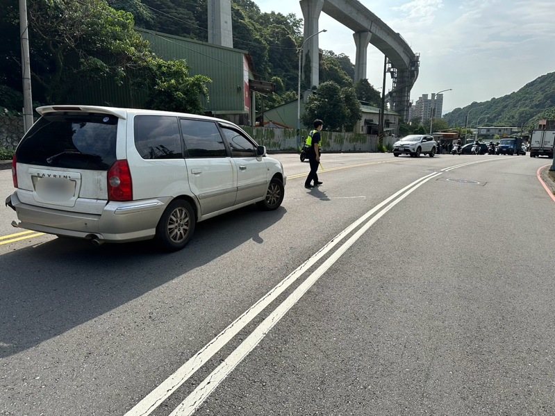 新北市新莊區青山路這個月17日上午發生三車事故造成兩人受傷，肇車駕駛酒測值每公升0.19毫克，肇因待查。記者曾伯愷／翻攝