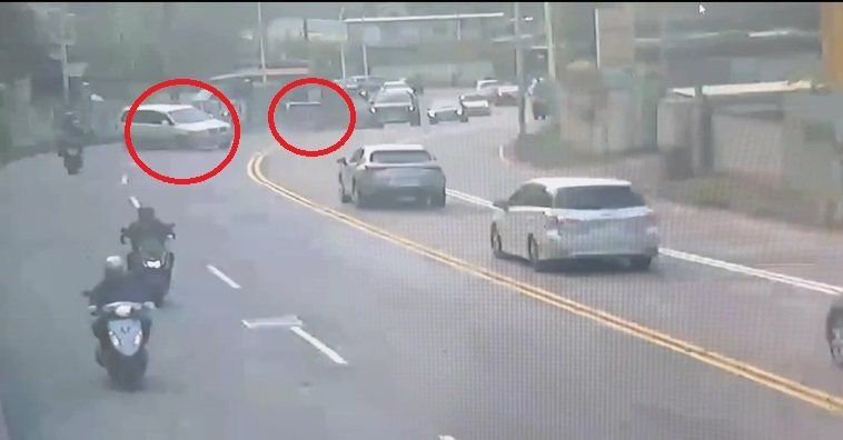 新北市新莊區青山路這個月17日上午發生三車事故造成兩人受傷，肇車駕駛酒測值0.19毫克，肇因待查。記者曾伯愷／翻攝
