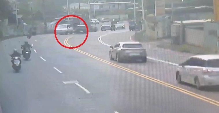 新北市新莊區青山路這個月17日上午發生三車事故造成兩人受傷，肇車駕駛酒測值0.19毫克，肇因待查。記者曾伯愷／翻攝