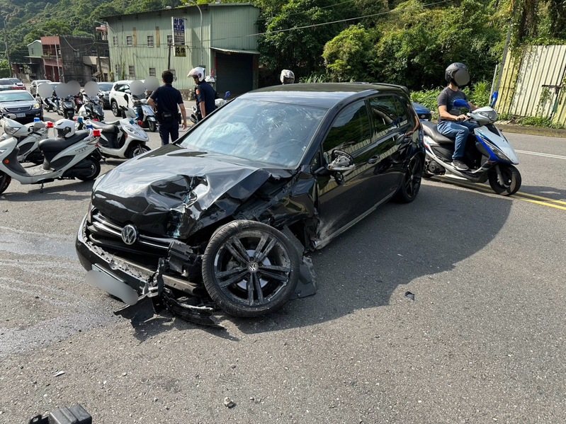 新北市新莊區青山路這個月17日上午發生三車事故造成兩人受傷，肇車駕駛酒測值0.19毫克，肇因待查。記者曾伯愷／翻攝