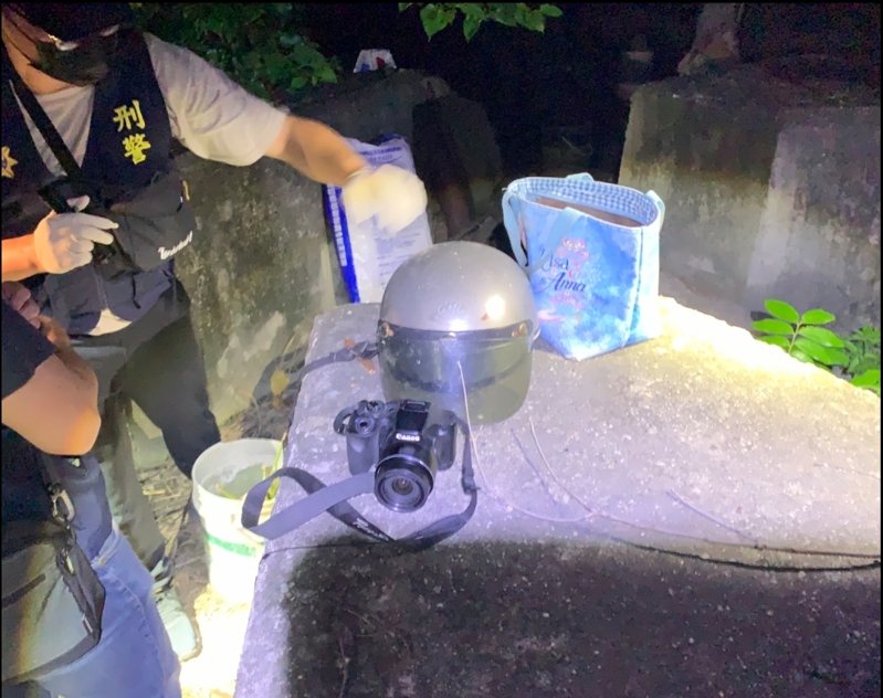 警方在現場扣留帶回婦人物品，將進一步鑑識調查。圖／民眾提供