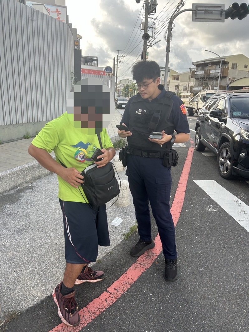 台南市警三分局安順派出所前天下午巡邏超商時，發現路口1名男子形跡可疑，上前盤查，當場查緝詐欺車手。圖／讀者提供