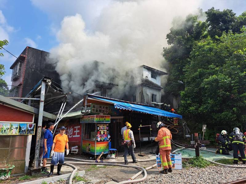 平溪老街中華街民宅今天上午發生火警,消防人員布水線要跨鐵道,平溪支線暫時停駛。記者游明煌/翻攝 平溪老街中華街民宅今天上午發生火警,消防人員布水線要跨鐵道,平溪支線暫時停駛。記者游明煌/翻攝