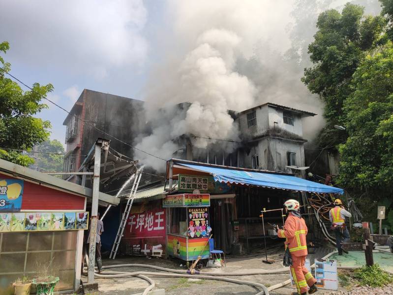 平溪老街中華街民宅今天上午發生火警,消防人員布水線要跨鐵道,平溪支線暫時停駛。記者游明煌/翻攝 平溪老街中華街民宅今天上午發生火警,消防人員布水線要跨鐵道,平溪支線暫時停駛。記者游明煌/翻攝