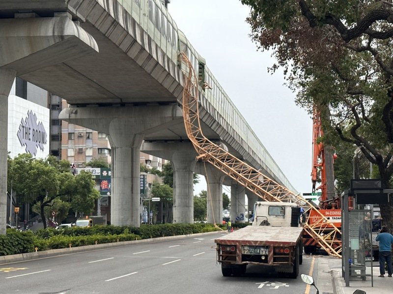 興富發文心愛悅建案去年5月10日發生吊臂砸中台中捷運車廂釀1死10傷。圖/報系資料照 興富發文心愛悅建案去年5月10日發生吊臂砸中台中捷運車廂釀1死10傷。圖/報系資料照