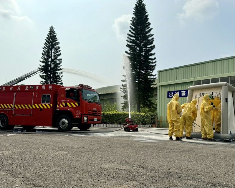 現場出動消防機器人,由消防機器人進入火煙較大、人員難以接近的區域周界防護。圖/八德消防分隊提供 現場出動消防機器人,由消防機器人進入火煙較大、人員難以接近的區域周界防護。圖/八德消防分隊提供