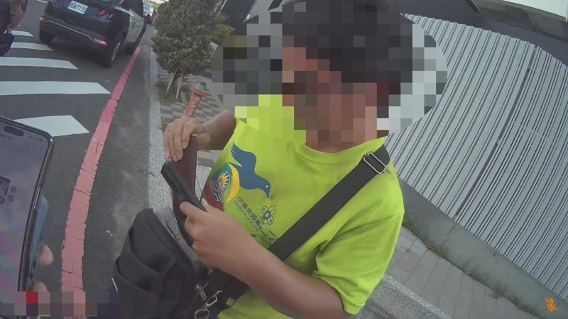 警方盤查過程中，王男從隨身背包取出證件時，裡頭紙鈔快滿出來，卻無法交代來源。圖／讀者提供