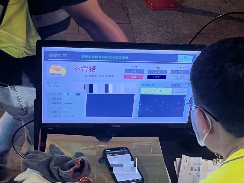 台中市清水警分局昨晚會同環保局、監理站等單位,在梧棲區台灣大道安寧派出所前共同實施「環、警、監」聯合稽查。圖/警方提供 台中市清水警分局昨晚會同環保局、監理站等單位,在梧棲區台灣大道安寧派出所前共同實施「環、警、監」聯合稽查。圖/警方提供