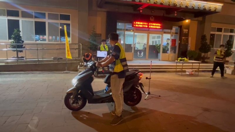 台中市清水警分局昨晚會同環保局、監理站等單位,在梧棲區台灣大道安寧派出所前共同實施「環、警、監」聯合稽查。圖/警方提供 台中市清水警分局昨晚會同環保局、監理站等單位,在梧棲區台灣大道安寧派出所前共同實施「環、警、監」聯合稽查。圖/警方提供