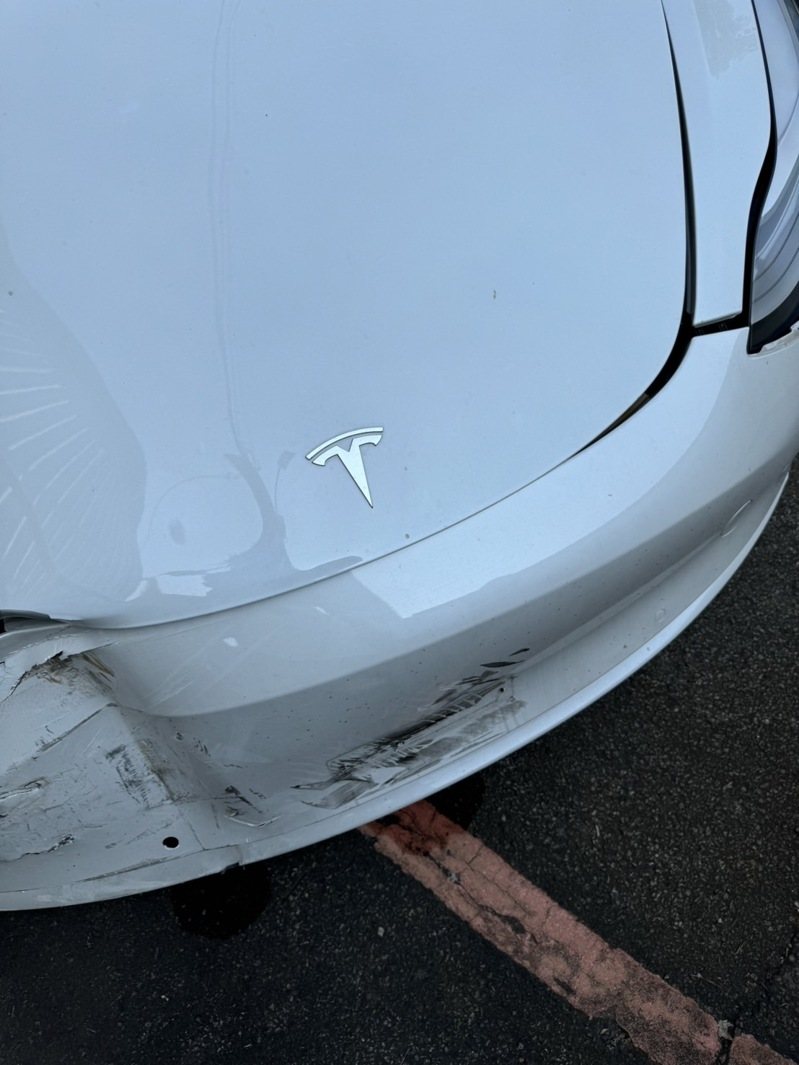 何男駕駛特斯拉發生車禍後,又不慎撞斷路燈,釀車頭凹損變形。記者曾健祐/翻攝 何男駕駛特斯拉發生車禍後,又不慎撞斷路燈,釀車頭凹損變形。記者曾健祐/翻攝