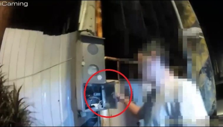 楊姓男子這個月24日晚間侵入新北市鶯歌鳳鳴路一處建築工地竊電、偷水洗澡,遭警逮捕依法送辦。記者曾伯愷/翻攝 楊姓男子這個月24日晚間侵入新北市鶯歌鳳鳴路一處建築工地竊電、偷水洗澡,遭警逮捕依法送辦。記者曾伯愷/翻攝