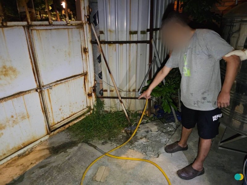 楊姓男子這個月24日晚間侵入新北市鶯歌鳳鳴路一處建築工地竊電、偷水洗澡,遭警逮捕依法送辦。記者曾伯愷/翻攝 楊姓男子這個月24日晚間侵入新北市鶯歌鳳鳴路一處建築工地竊電、偷水洗澡,遭警逮捕依法送辦。記者曾伯愷/翻攝