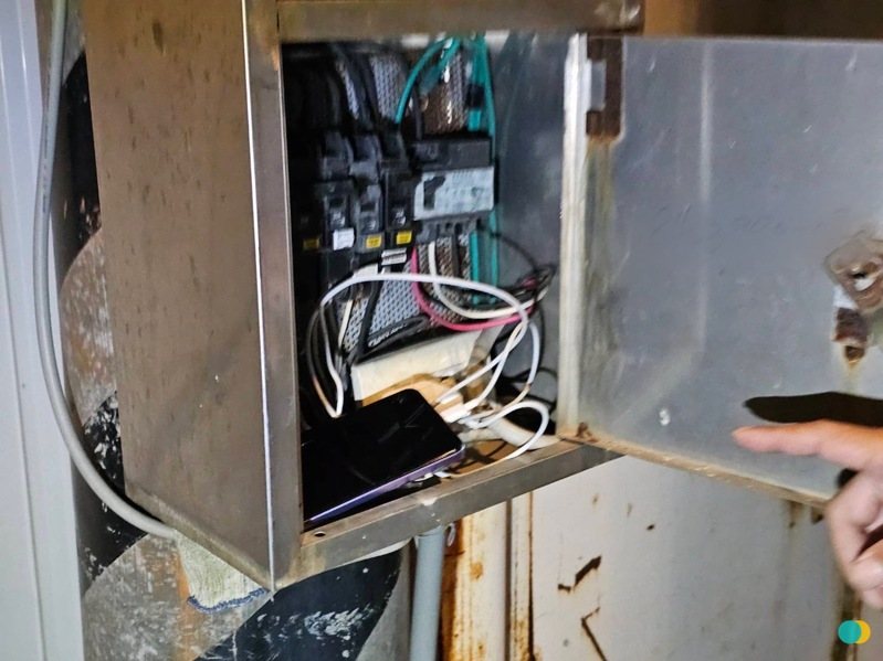 楊姓男子這個月24日晚間侵入新北市鶯歌鳳鳴路一處建築工地竊電、偷水洗澡,遭警逮捕依法送辦。記者曾伯愷/翻攝 楊姓男子這個月24日晚間侵入新北市鶯歌鳳鳴路一處建築工地竊電、偷水洗澡,遭警逮捕依法送辦。記者曾伯愷/翻攝