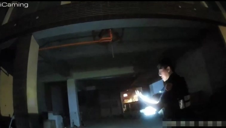 楊姓男子這個月24日晚間侵入新北市鶯歌鳳鳴路一處建築工地竊電、偷水洗澡,遭警逮捕依法送辦。記者曾伯愷/翻攝 楊姓男子這個月24日晚間侵入新北市鶯歌鳳鳴路一處建築工地竊電、偷水洗澡,遭警逮捕依法送辦。記者曾伯愷/翻攝