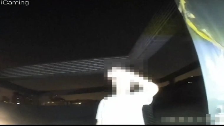 楊姓男子這個月24日晚間侵入新北市鶯歌鳳鳴路一處建築工地竊電、偷水洗澡,遭警逮捕依法送辦。記者曾伯愷/翻攝 楊姓男子這個月24日晚間侵入新北市鶯歌鳳鳴路一處建築工地竊電、偷水洗澡,遭警逮捕依法送辦。記者曾伯愷/翻攝