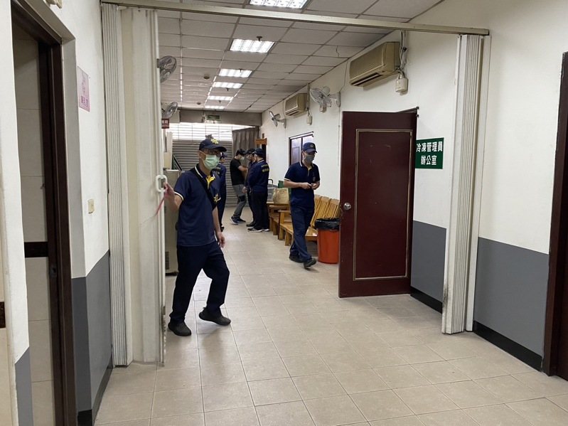 高雄方姓女子全裸陳屍在旅館浴缸，顏姓男友疑涉有重嫌，檢警今午相驗遺體查死因，警方將命案現場採證的證物帶到殯儀館提供給檢方。記者石秀華／攝影