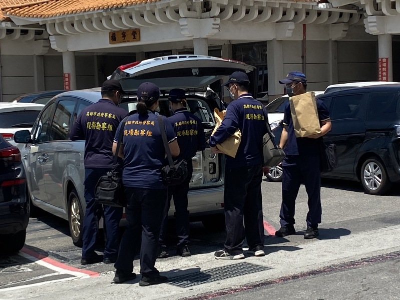 高雄方姓女子全裸陳屍在旅館浴缸，顏姓男友疑涉有重嫌，檢警今午相驗遺體查死因，警方將命案現場採證的證物帶到殯儀館提供給檢方。記者石秀華／攝影