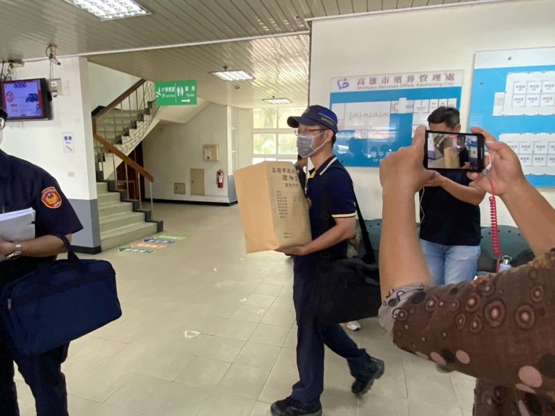 高雄方姓女子全裸陳屍在旅館浴缸，顏姓男友疑涉有重嫌，檢警今午相驗遺體查死因，警方將命案現場採證的證物帶到殯儀館提供給檢方。記者石秀華／攝影