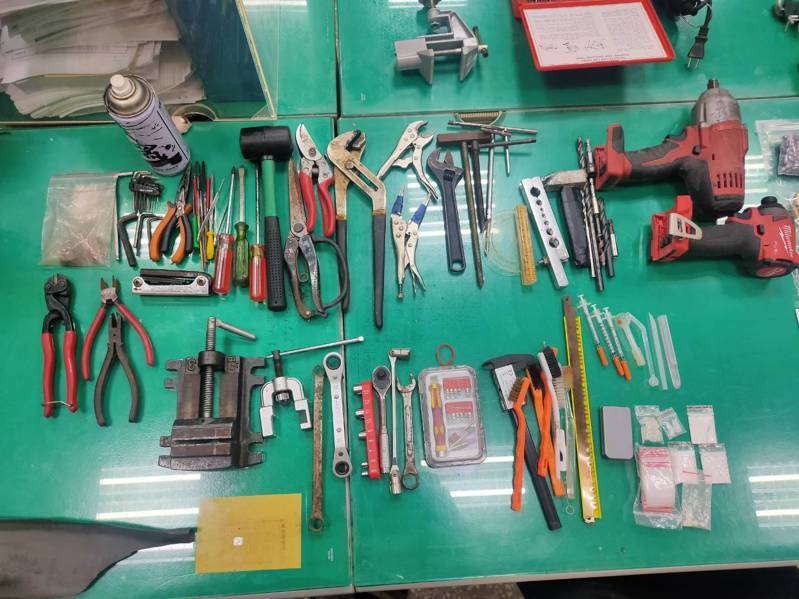 警方查獲羅男的改造槍枝工具。記者曾健祐/翻攝 警方查獲羅男的改造槍枝工具。記者曾健祐/翻攝