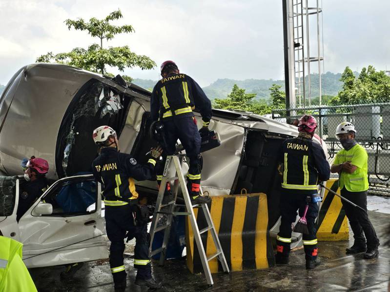 今年前5月國內車禍事故超過16萬件，消防署今在竹山消防訓練中心舉辦車禍救援挑戰賽，共有12支國內外隊伍同場競技。記者黑中亮／攝影