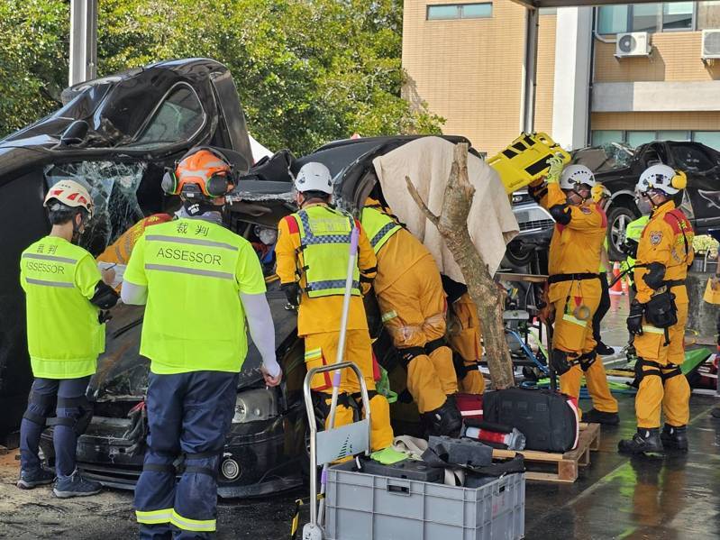 今年前5月國內車禍事故超過16萬件，消防署今在竹山消防訓練中心舉辦車禍救援挑戰賽，共有12支國內外隊伍同場競技。記者黑中亮／攝影