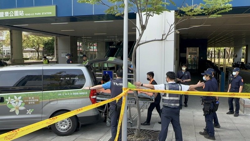 台中捷運去年5月10日被興富發文心愛悅建案掉落的吊臂砸中車廂,釀1死10傷慘劇。圖/本報資料照片 台中捷運去年5月10日被興富發文心愛悅建案掉落的吊臂砸中車廂,釀1死10傷慘劇。圖/本報資料照片